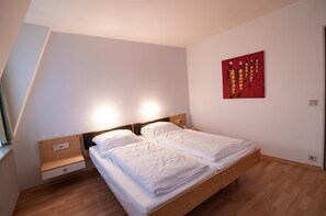 Bàn, truy cập Internet không dây miễn phí, bộ trải giường 