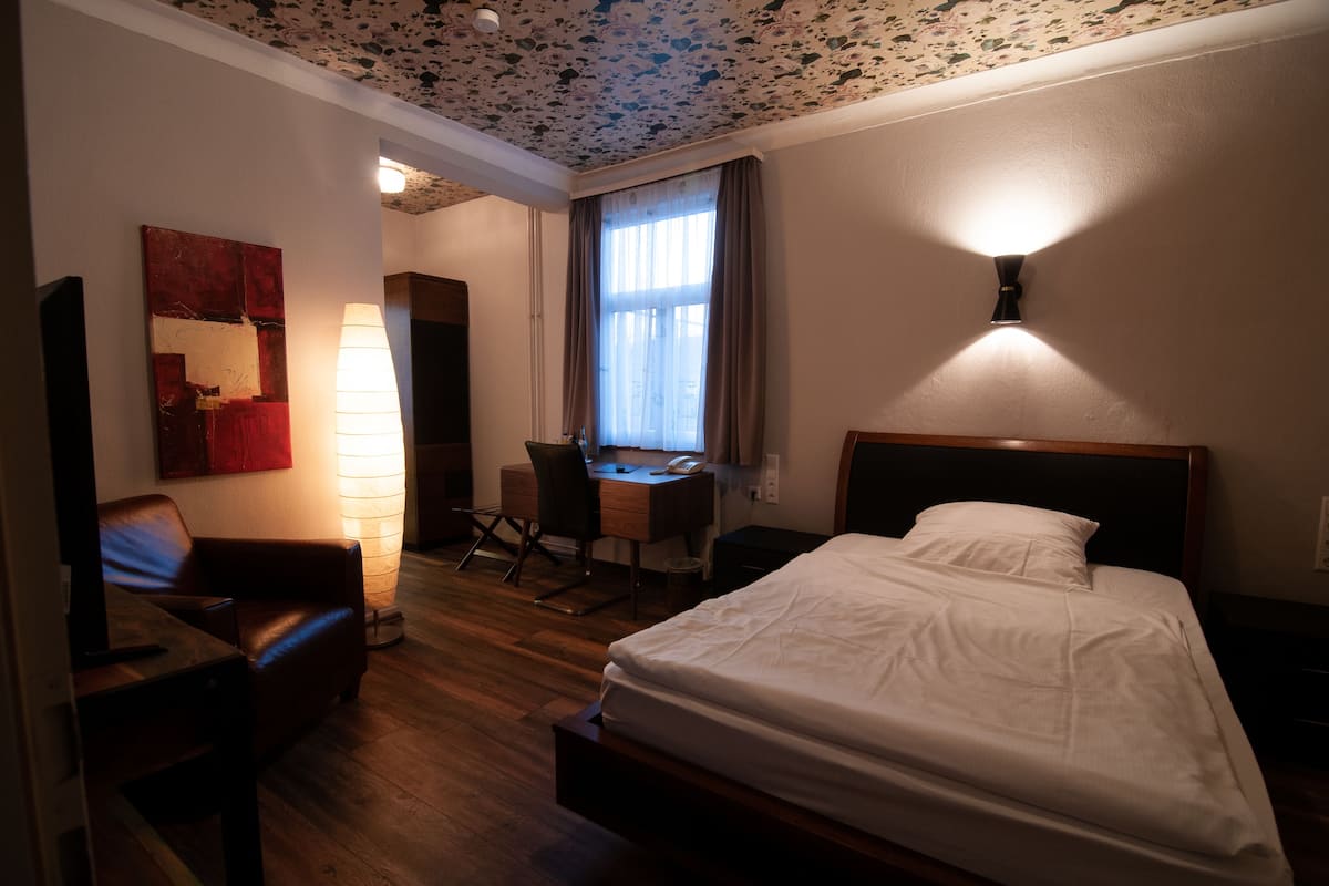 Bureau, Wi-Fi gratuit, draps fournis