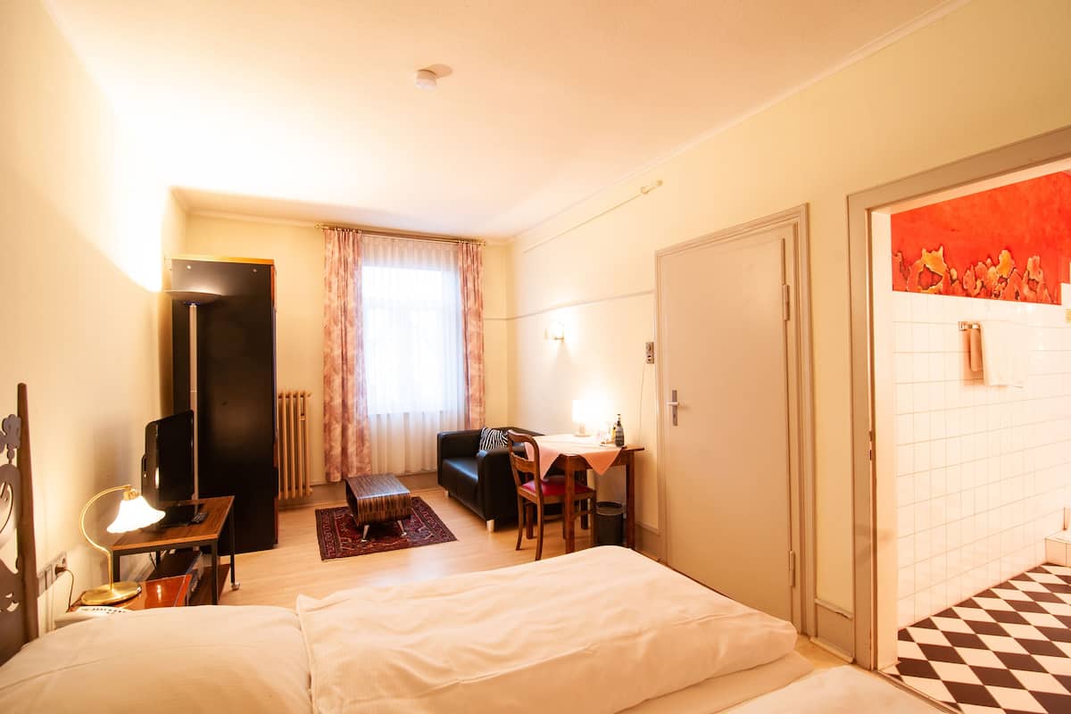 Habitación doble | Escritorio, wifi gratis y ropa de cama