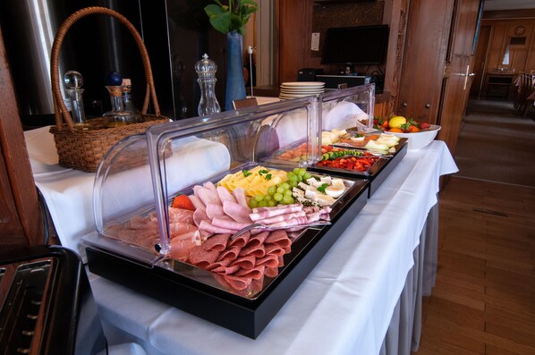 Petit déjeuner buffet servi en semaine (7.50 EUR par personne)