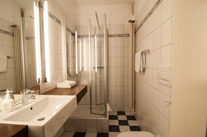 Standard Single Room | Bathroom | Hair dryer, towels, soap, toilet paper - Hotel-Restaurant Bären (Trossingen)