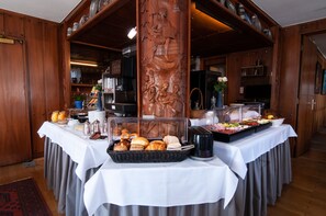 Buffet breakfast for a fee on weekdays - Hotel-Restaurant Bären (Trossingen)