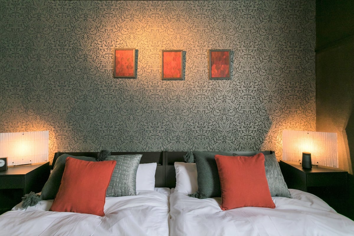 Minibar, escritorio, wifi gratis y ropa de cama 