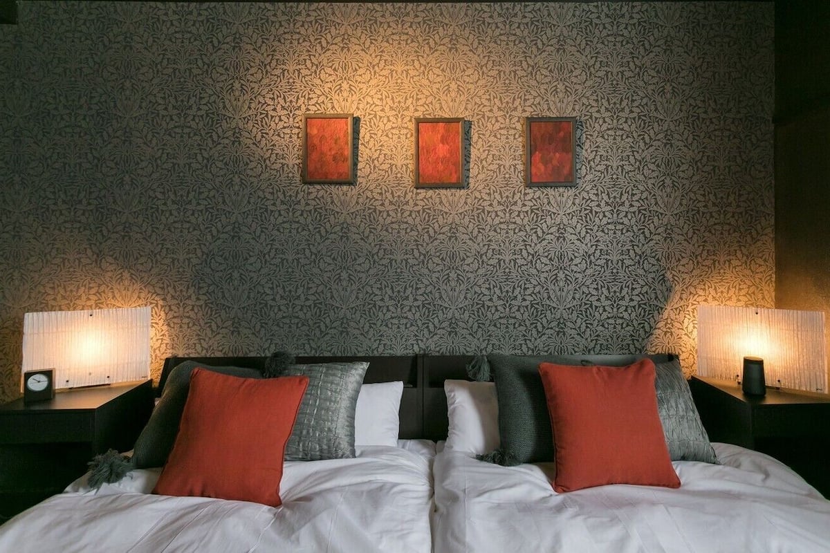 Minibar, escritorio, wifi gratis y ropa de cama 