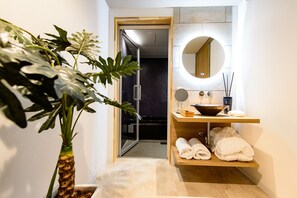 Executive appartement | Badkamer | Gratis toiletartikelen, een haardroger, handdoeken