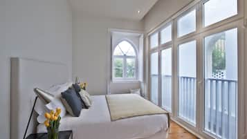 Luxury Apartment, 2 Bedrooms | Desk, soundproofing, iron/ironing board, free cribs/infant beds