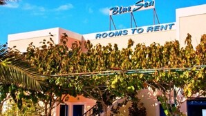 Ein Gebäude mit einem Schild, auf dem steht: 'Blue Sea Rooms to Rent'.