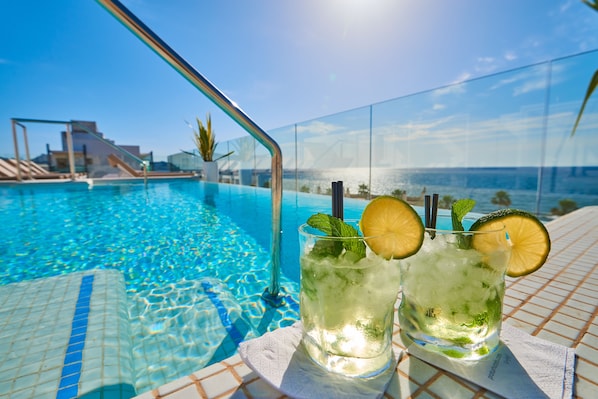 2 piscines extérieures, parasols de plage, chaises longues