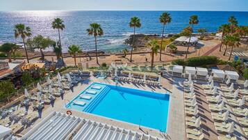 2 Außenpools, Sonnenschirme, Liegestühle