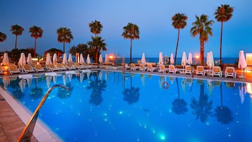 2 Außenpools, Sonnenschirme, Liegestühle