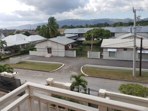 Property grounds - Spacious, Centrally Located 2BR Apartment: The Heart of Kingston (Kingston)