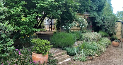 Das Adagio In Auburn ist ein ruhiger Zufluchtsort für zwei mit modernen Luxusmöbeln.