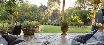 Adagio In Auburnは、モダンな豪華な家具を備えた2人での静かな休暇です。