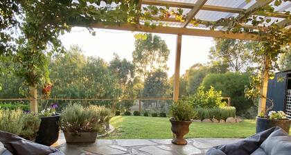 Adagio In Auburn on rauhallinen lomanviettopaikka kahdelle moderneilla luksuksellisilla kalusteilla.