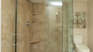 Serviettes fournies, papier toilette