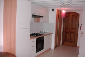 Duplex, Multiple Beds, Non Smoking | Private kitchen | Fridge, microwave, oven, stovetop