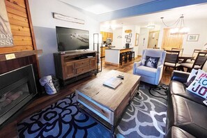 Smart TV, fireplace, ping pong, books - Great Value Close to Resort w/Heated Pool-Hot Tubs-Grills-Looping Ski Shuttle-Gas Fireplace-Updated (Steamboat Springs)