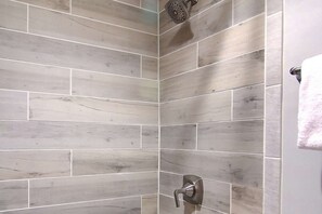 Dusche, Haartrockner, Handtücher, Shampoo