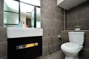 Shower, hair dryer, bidet, towels - Duplex - PJ/ Damansara, up to 6 pax, 3 min to IKEA/the Curve/Kidzania (Damansara Perdana)
