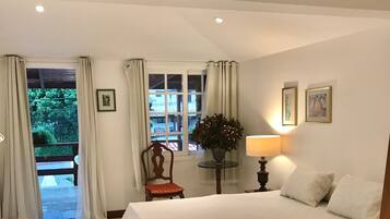 Quarto casal premium, 1 cama Queen, para não fumantes | Roupas de cama premium, cortinas blackout, Wi-Fi de cortesia