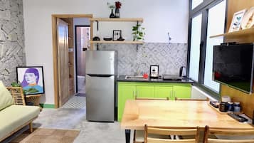 Geladeira, cooktop, talheres/pratos/utensílios de cozinha