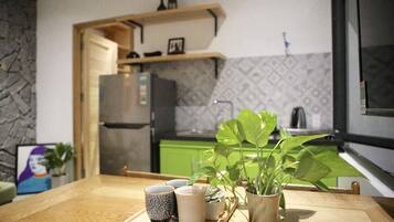 Kühlschrank, Herdplatte, Kochgeschirr/Geschirr/Besteck