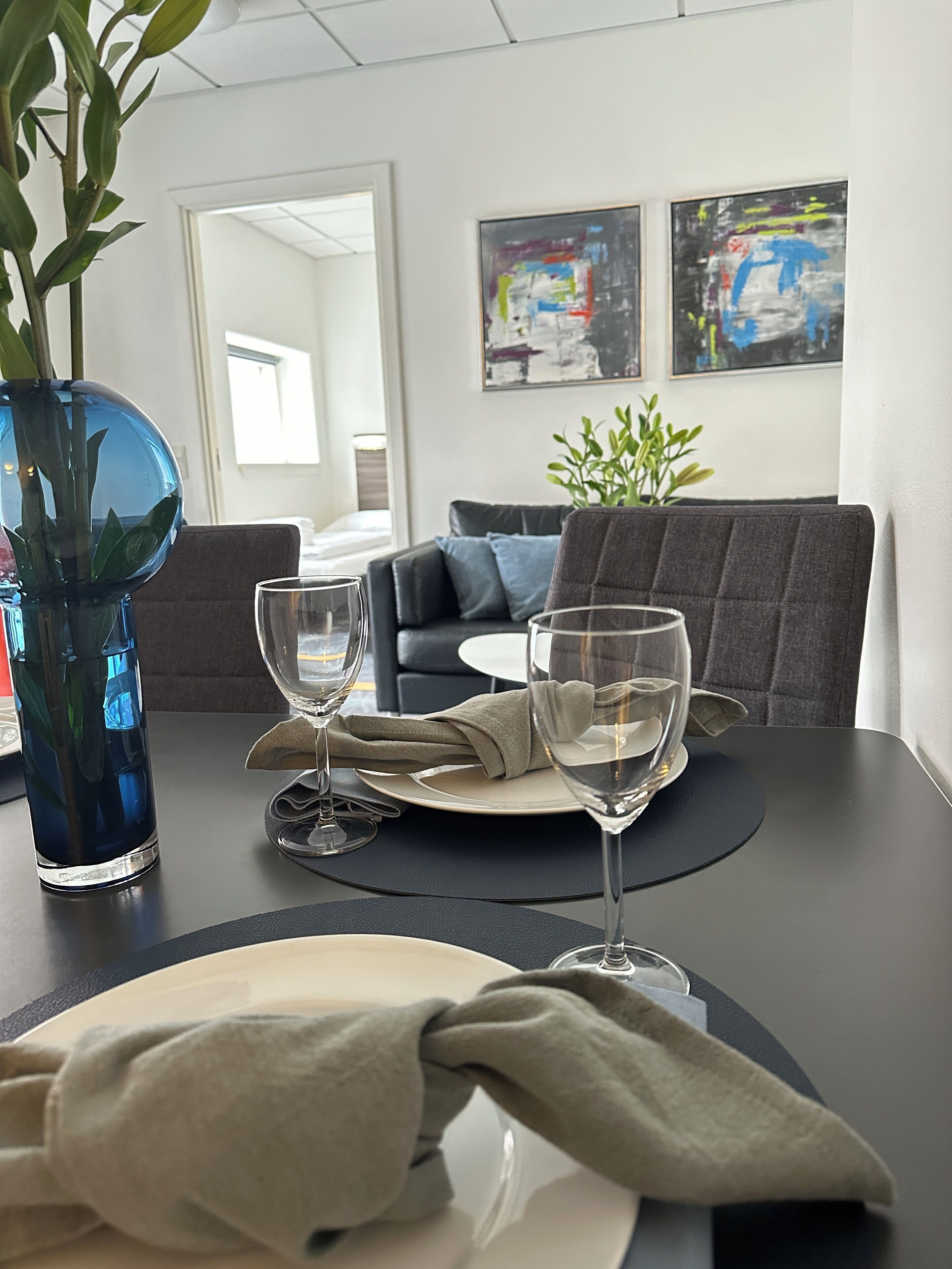 Verdunkelungsvorhänge, schallisolierte Zimmer, Bügeleisen/Bügelbrett