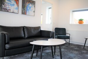 Rideaux occultants, chambres insonorisées, fer et planche à repasser