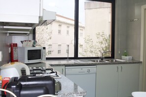 Geladeira, micro-ondas, fogão, lava-louças