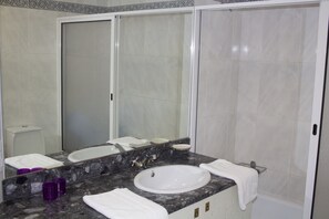 Badewanne, Haartrockner, Handtücher