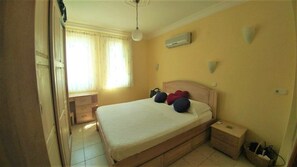 Apartamento, 2 quartos | 2 quartos, escrivaninha, ferros/tábuas de passar roupa