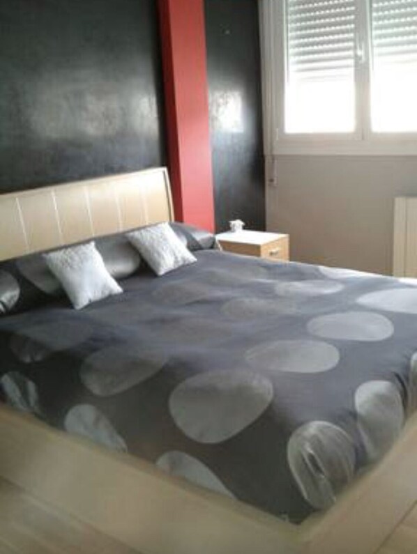 2 bedrooms, iron/ironing board, bed sheets - Nice and cozy apartment on the beach of Laredo (Salve beach) (Laredo)