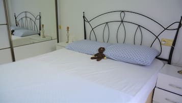 Apartment | 2 bedrooms, cots/infant beds, free WiFi