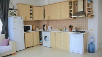 Apartment | Private kitchenette | Full-sized fridge, cookware/dishes/utensils