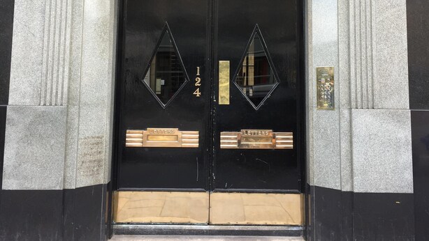 L'entrée de Lothian House se distingue par une porte à deux battants, portant le numéro « 124 » et dotée d'un système de verrouillage à clavier.