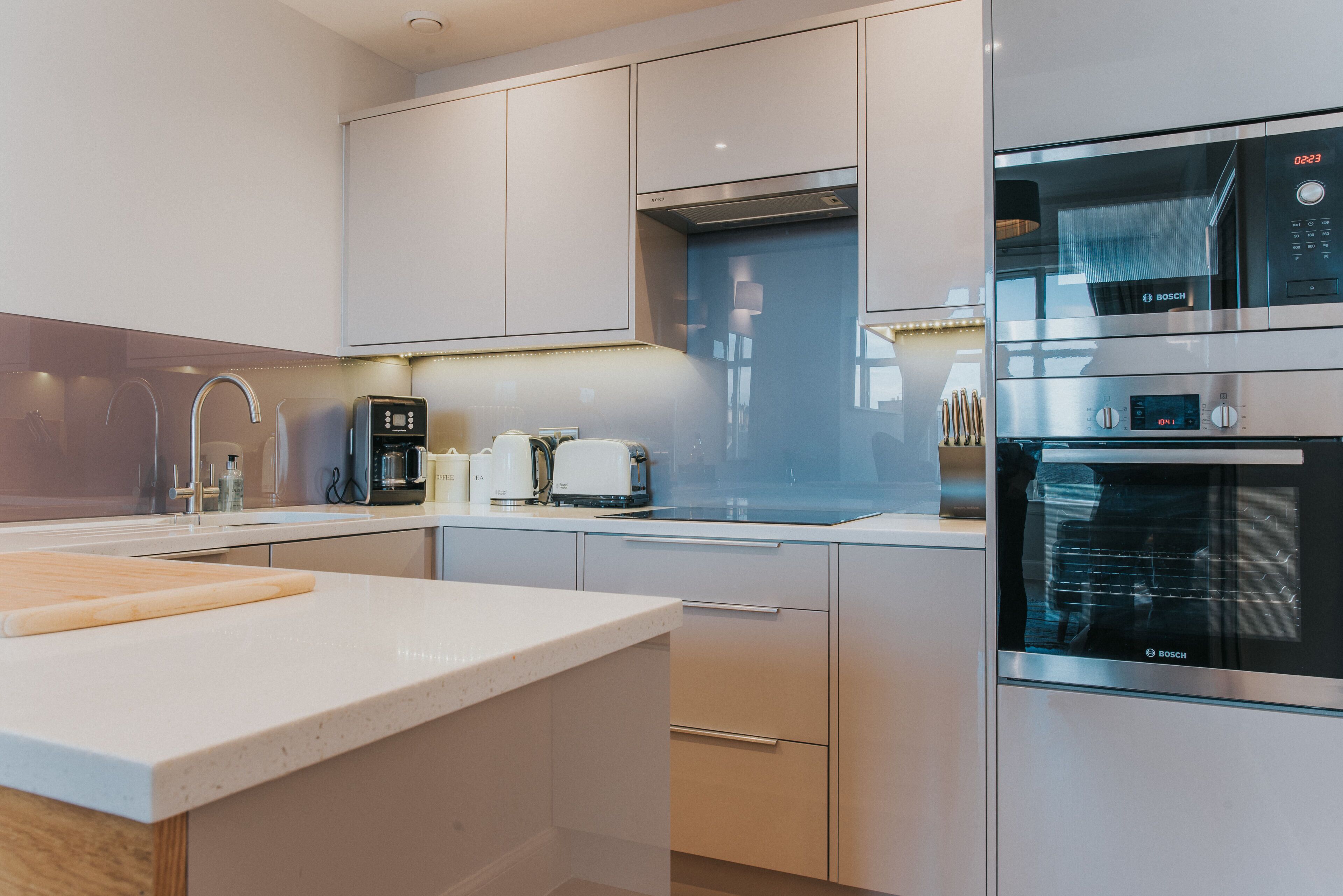 Kühlschrank, Mikrowelle, Ofen, Herdplatte