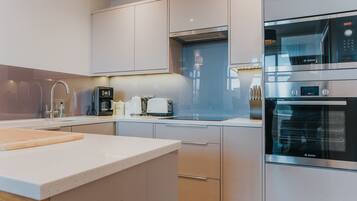 Køleskab, mikrobølgeovn, ovn, kogeplade