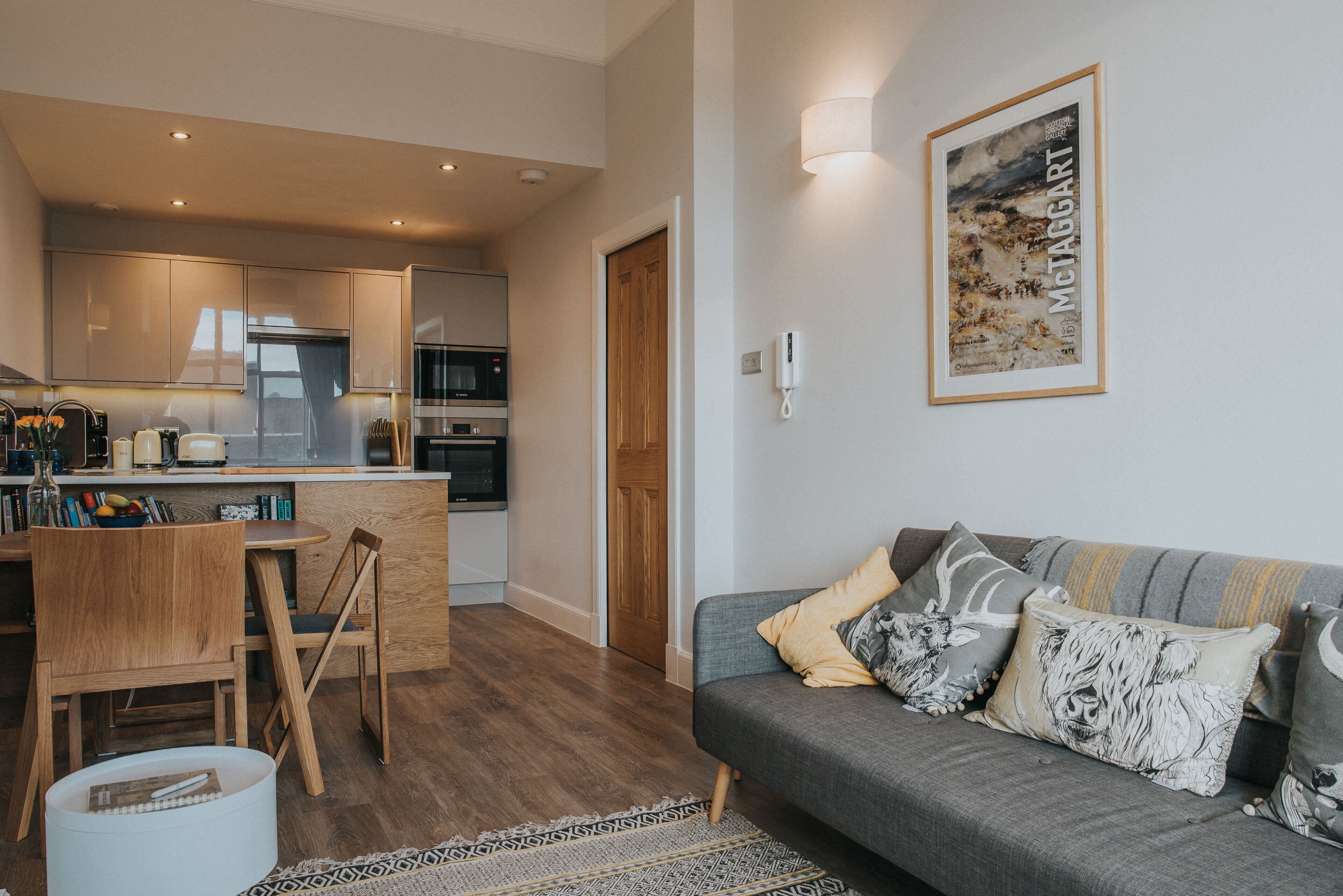 Smart-TV, Bücher, Stereoanlage