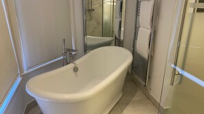 Apartment, 1 Bedroom (Chic) | Bathroom | Towels