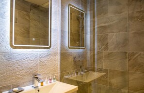 Apartment, 1 Bedroom (Venice) | Bathroom | Towels