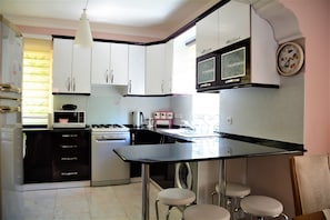 Villa | Eigene Kochnische | Großer Kühlschrank, Mikrowelle, Ofen, Herdplatte