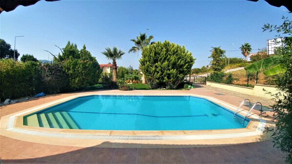 Außenpool, Sonnenschirme, Liegestühle