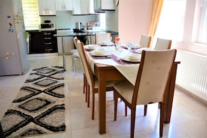 Villa | Essbereich im Zimmer