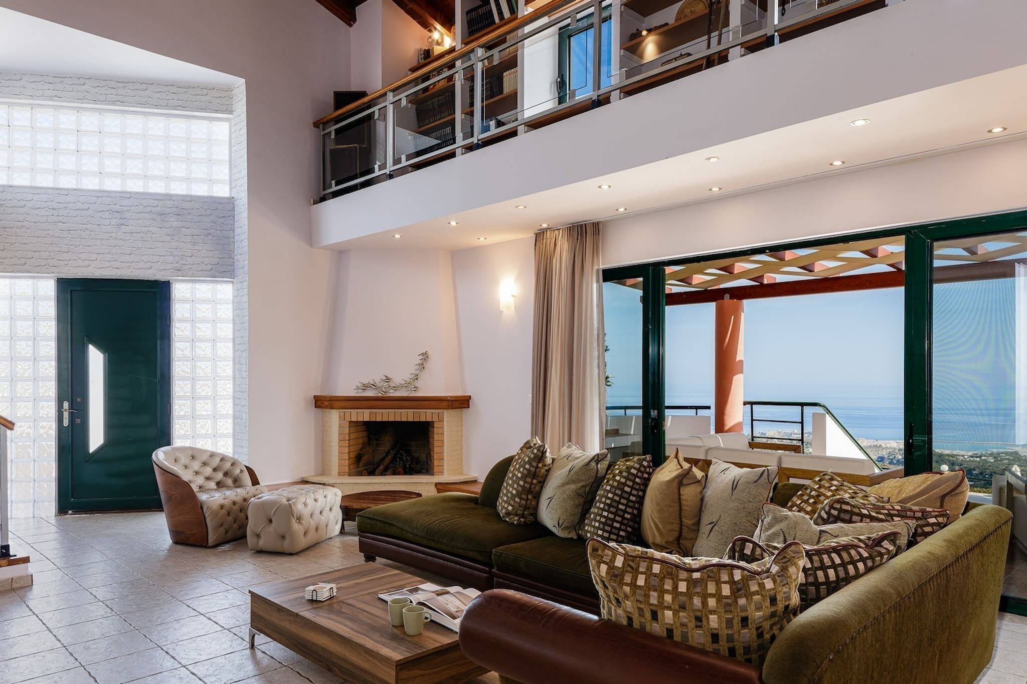 TV, caminetto, videogiochi