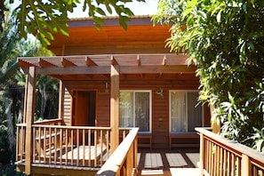 Classic Cabin, 1 Queen Bed, Non Smoking, Garden View | 1 bedroom, in-room safe, individually furnished, desk