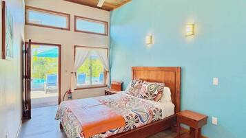 Habitación clásica, 1 cama de matrimonio, accesible para personas con discapacidad | 1 dormitorio, caja fuerte, mobiliario individual y escritorio