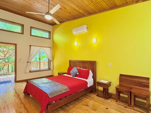 Cabana clássica, 1 cama Queen, para não fumantes, vista para o jardim | 1 quarto, cofres nos quartos, individualmente mobiliados, escrivaninha