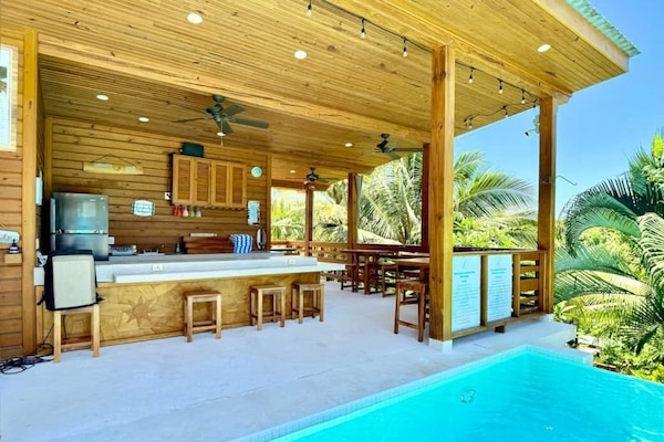 Phòng phong cách cổ điển, 1 giường cỡ queen, phù hợp cho người khuyết tật, quang cảnh hồ bơi | Quang cảnh từ phòng