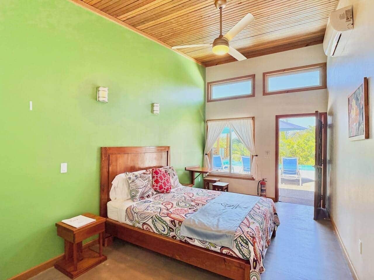 Kamar Klasik, 1 Tempat Tidur Queen, akses difabel, pemandangan kolam renang | 1 kamar tidur, brankas, dan dilengkapi dengan perabotan berbeda-beda