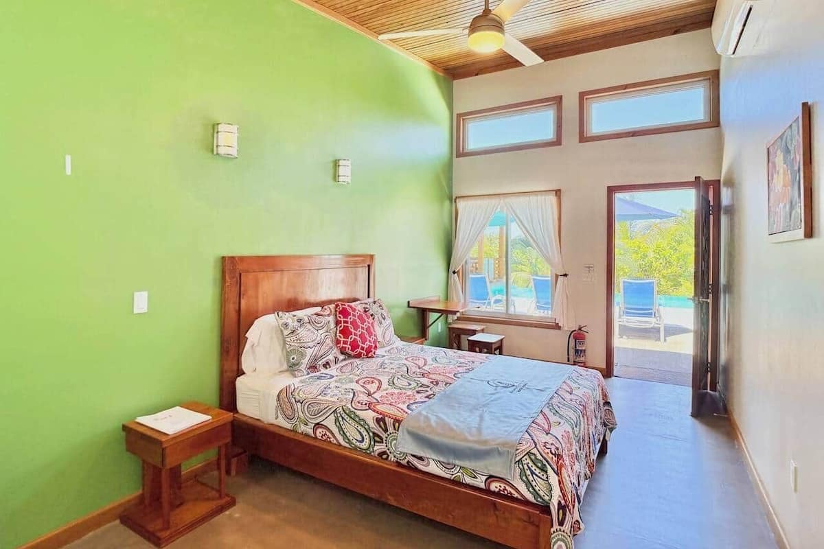 Klassieke kamer, 1 queensize bed, toegankelijk voor mindervaliden, uitzicht op zwembad | 1 slaapkamer, een kluis op de kamer, individueel gemeubileerd